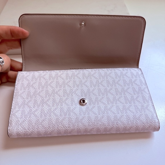 Michael Kors Cream Jet Set Large Logo Trifold Wallet - Picture 5 of 10